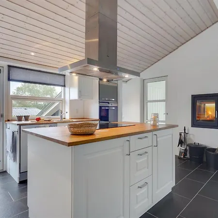 Nica - 100m From The Sea By Interhome